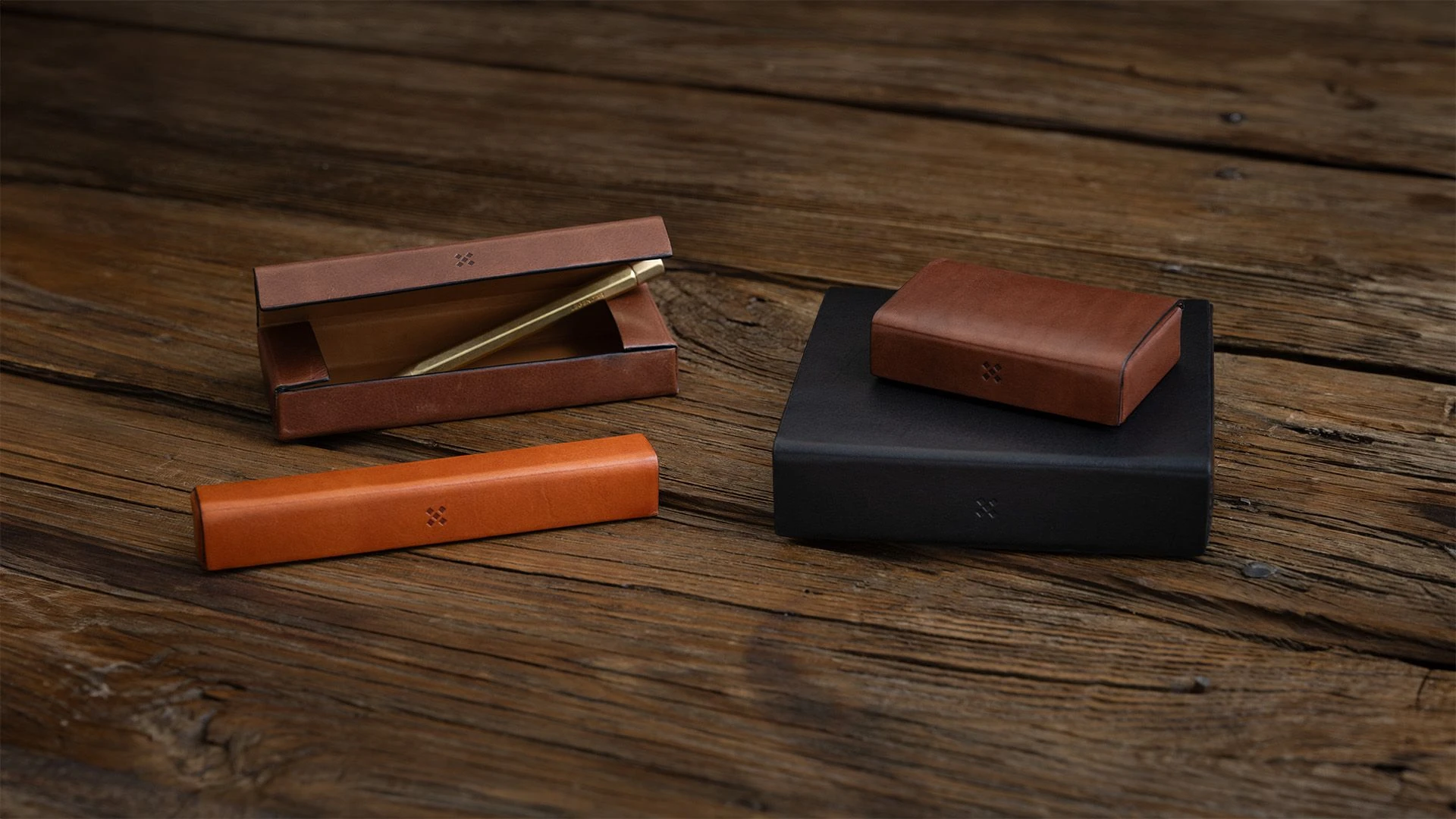 Legendär Lederetuis – Edle Stiftboxen mit Kugelschreiber auf Holzfläche Lederetuis und Legendär Kugelschreiber auf rustikalem Holzhintergrund – hochwertige Aufbewahrung für Schreibgeräte